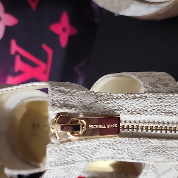 New Michael kors  Wedge Sandle size 9 - Picture 6 of 6